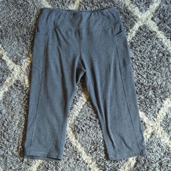 Athletic Works High Rise Gray Cropped Capri Leggings Phone Pocket Size Large - Picture 2 of 8